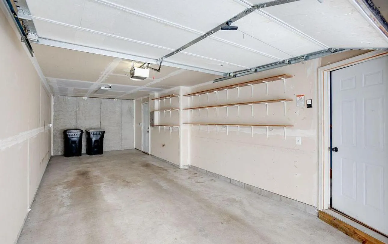 2 bed, 1040 sqft, $2,200 — Photo 3