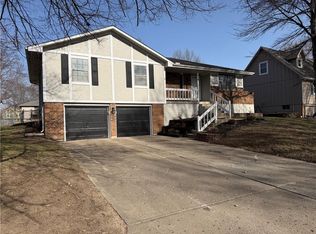 209 SE Williamsburg Dr, Blue Springs, MO 64014