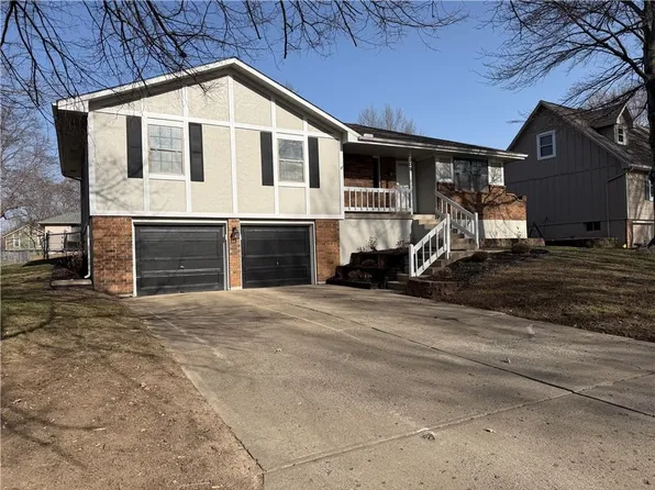 209 SE Williamsburg Dr, Blue Springs, MO 64014