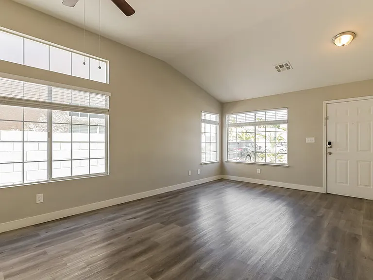 801 Zinnia Cir — Photo 4