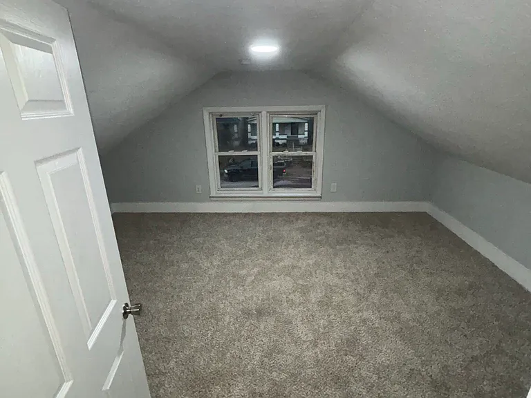2321 Greenwood Ave — Photo 4