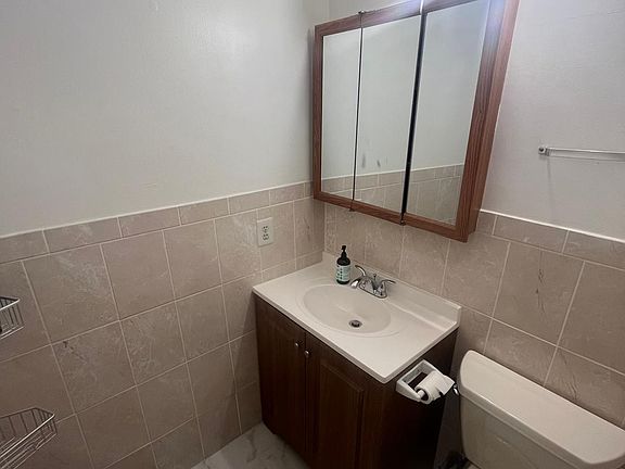 4th image of 11 Juniper St