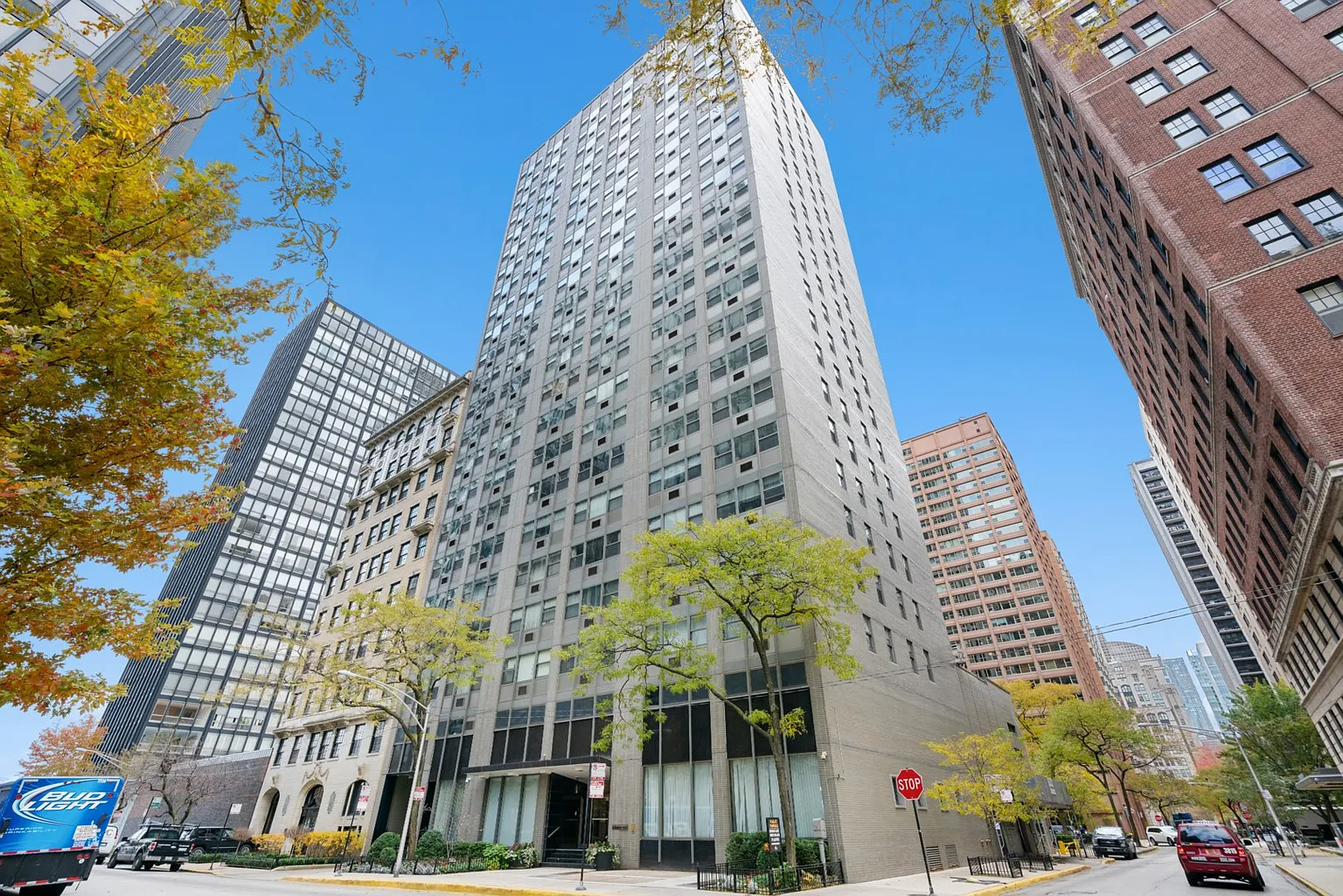 253 E Delaware Pl APT 4A photo 1
