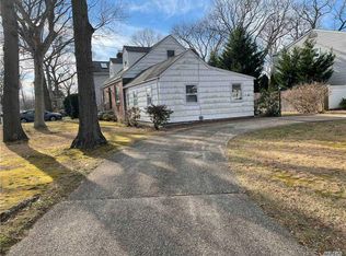 128 Frederick Ave, Babylon, NY 11702