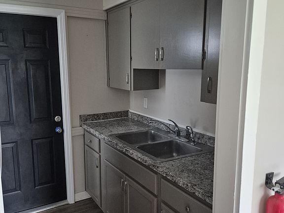 4th image of 225 W Fairview Rd