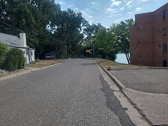 5th image of 329 Geneva Ave N