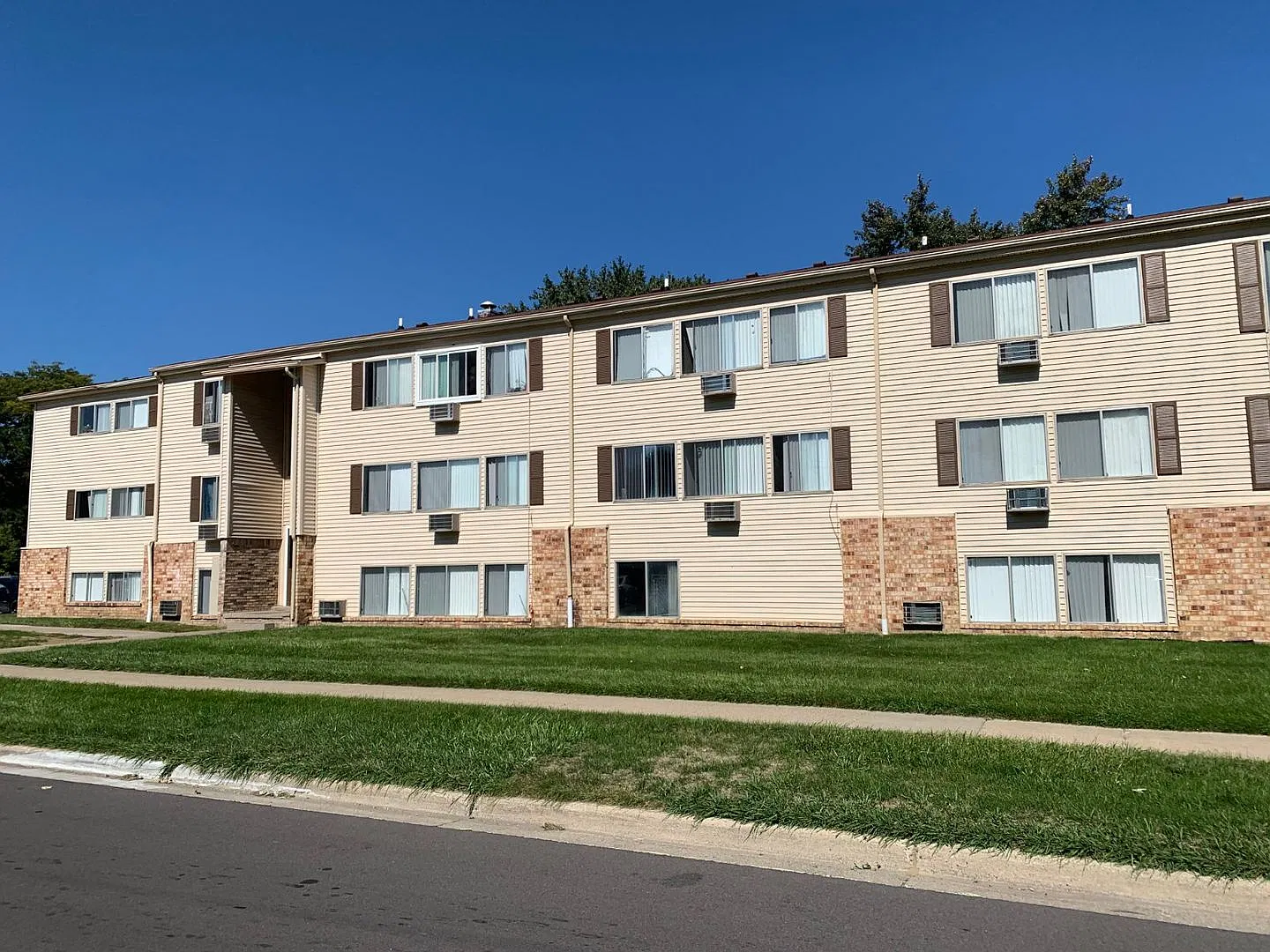 Edgewood Park Apartments — Photo 4