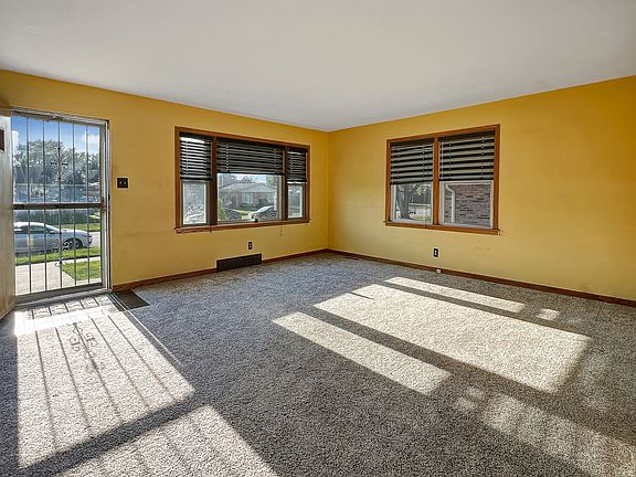 3rd image of 1325 Hirsch Ave