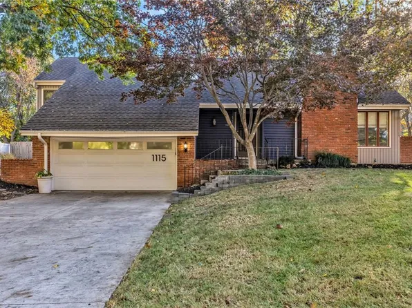 1115 NE Oak Tree Dr, Lees Summit, MO 64086