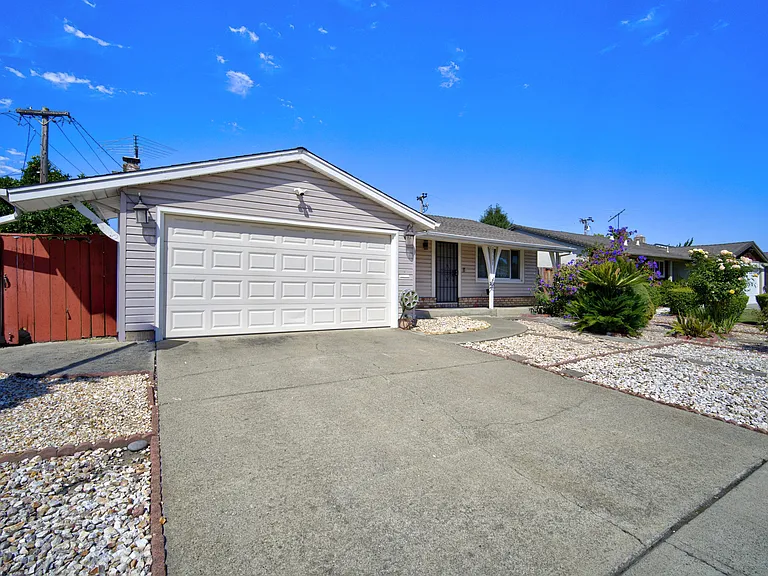 25309 Meredith Ct — Photo 2