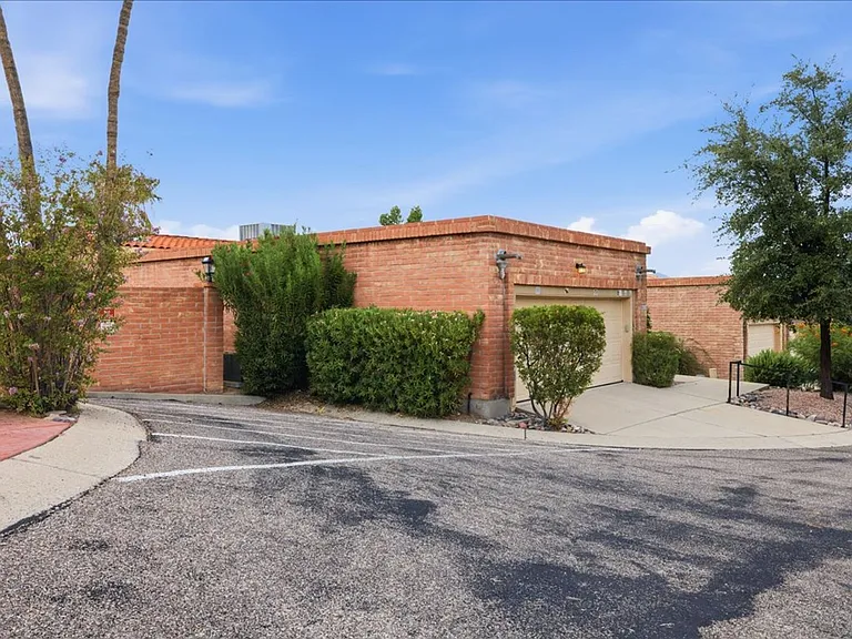 10111 N Spyglass Pl — Photo 2