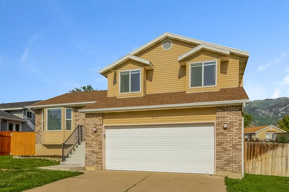 3 bed, 2.0 bath, 2119 sqft, $2,570 — Photo 1