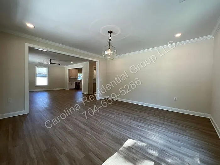 307 N Catawba St — Photo 5