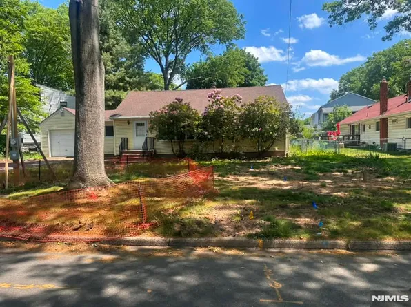 62 Demarest Rd, Paramus, NJ 07652