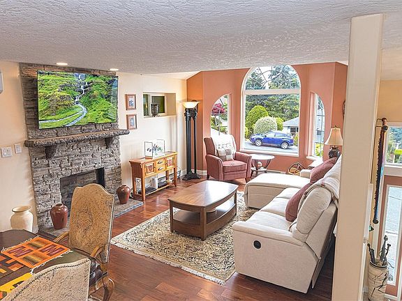 4th image of 552 Marine Pl