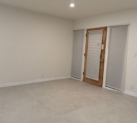 4th image of 1937 Grace Ave #102