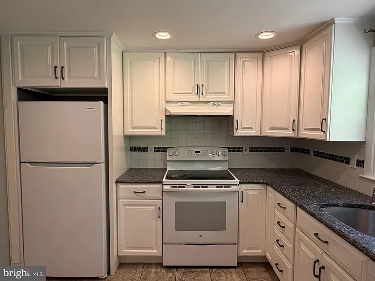 319 Meetinghouse Ln — Photo 11