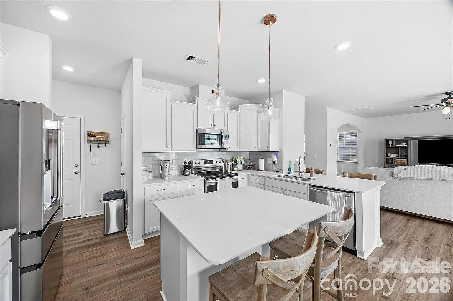 4 bed, 2.5 bath, 2805 sqft, $2,900 — Photo 3