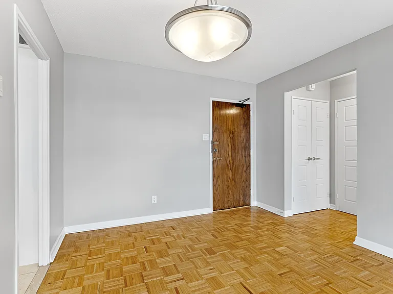 211 Wurtemburg St — Photo 23