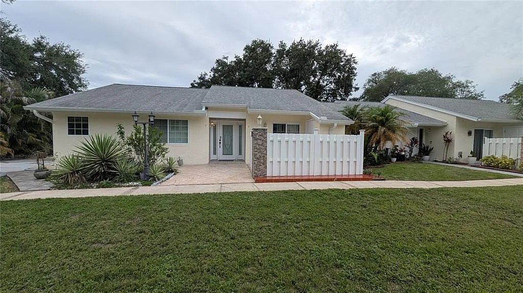 3 bed, 2.0 bath, 1298 sqft, $2,300 — Photo 1