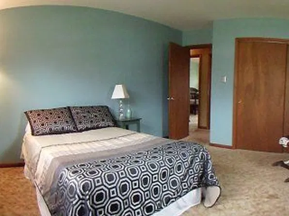 407 Highland Ave, Woodstock, IL 60098