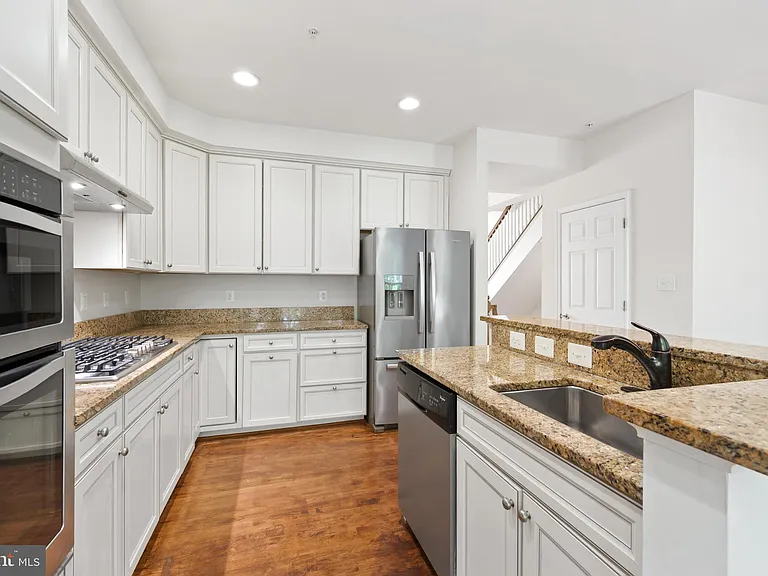 8342 Broderick Cir — Photo 16
