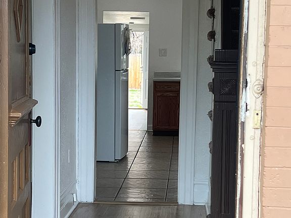 This is the entryway going into the kitchen