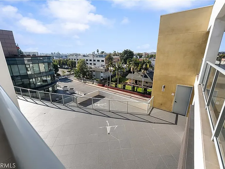 210 N Monterey St — Photo 10