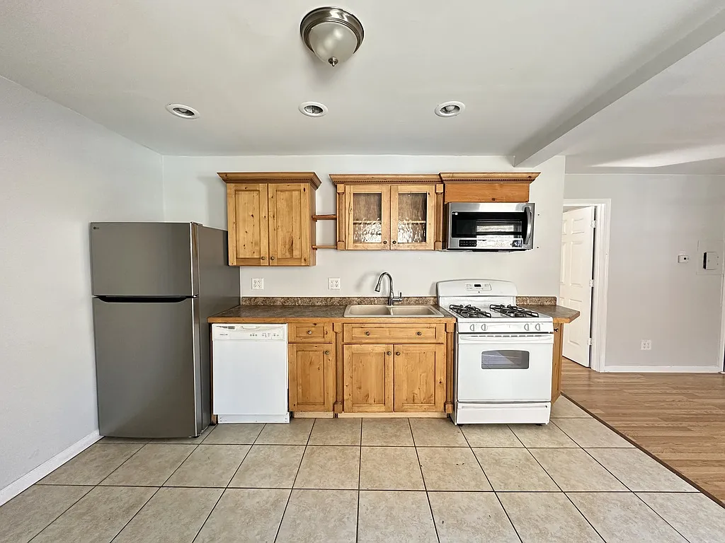 Refreshing 1 Bed, 1 Bath at Clybourn + Fullerton (DePaul) — Photo 2