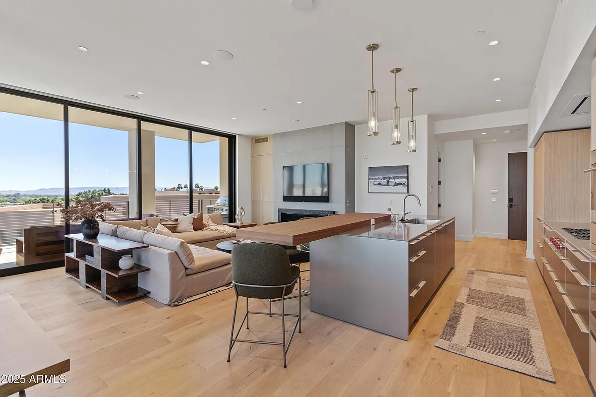 Building Photo - 5000 N Camelback Ridge Dr #302