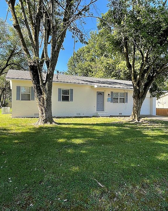 1st image of 906 SE 4th St