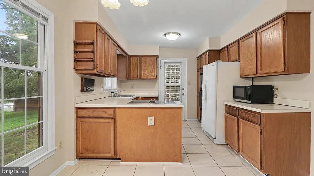 4 bed, 3.5 bath, 3714 sqft, $4,200 — Photo 3