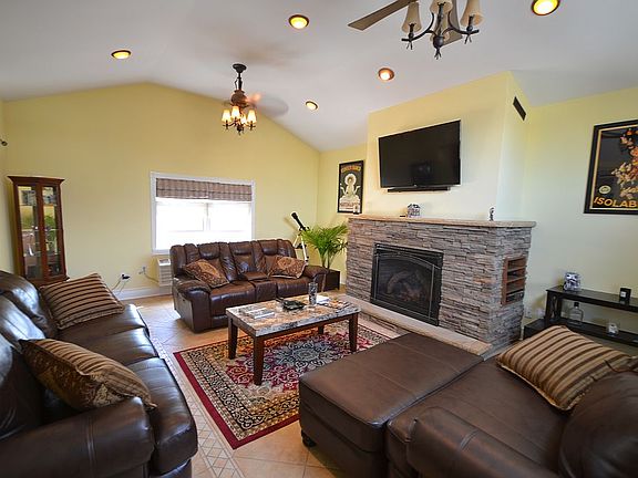 3rd image of 3264 Griswold Ave