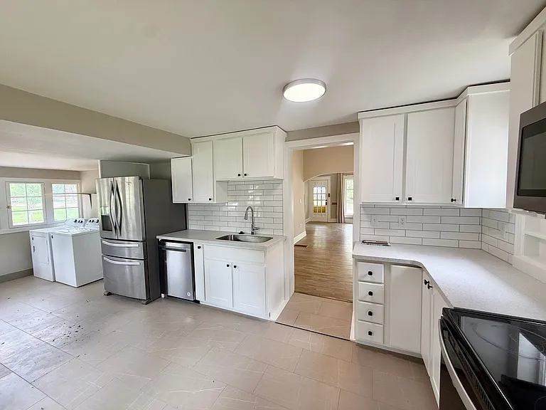 460 W 4th St — Photo 15