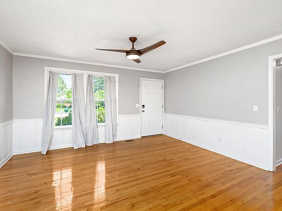 3rd image of 660 Woodside Dr