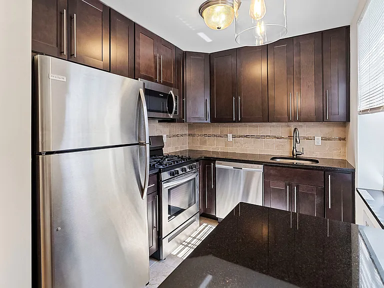 188 Bellevue Ave Apartments — Photo 2
