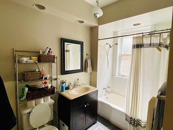 4th image of 3640 N Pine Grove Ave #15