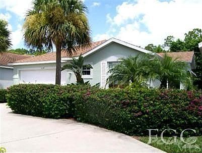 Private Lanai/Covered Porch with Lush Landscaping