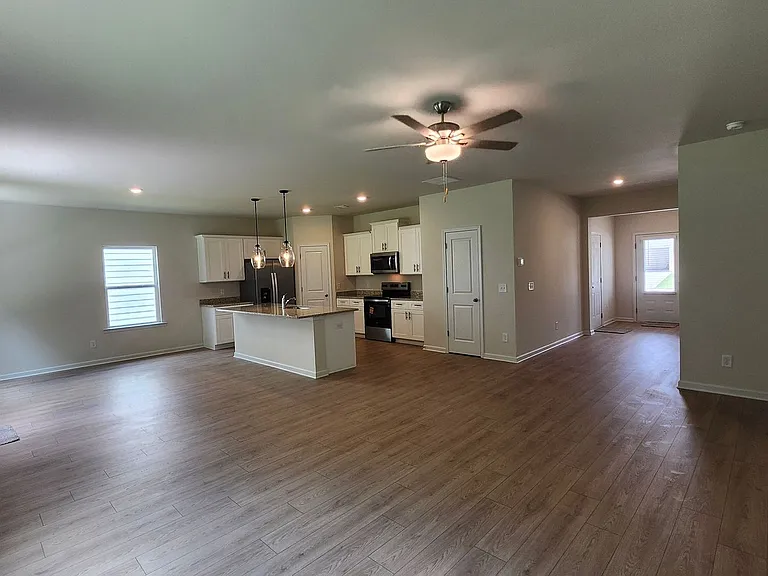 655 Mackenzie Cv — Photo 4