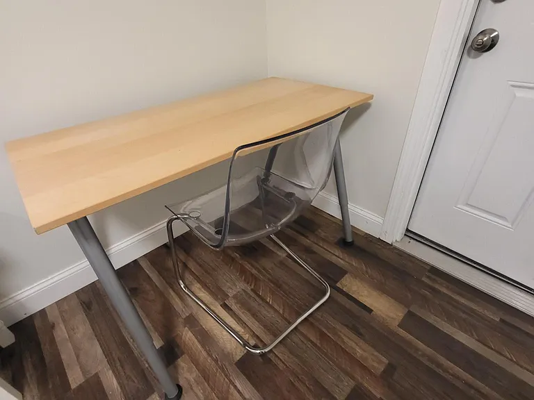 desk and chair in the bedroom