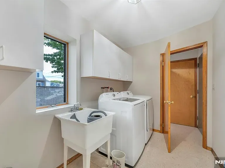 245 Wilson Ave — Photo 20