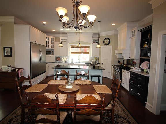 Open breakfast rm & kitchen