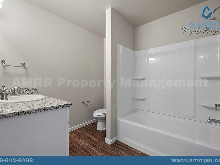 2037 Kenwood Ave — Photo 15