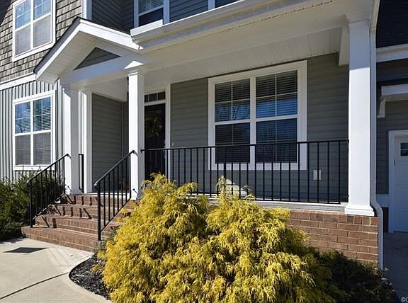 Full front porch - enjoy the quiet cul de sac!