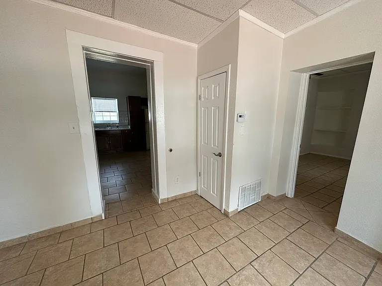 902 Orange St — Photo 8