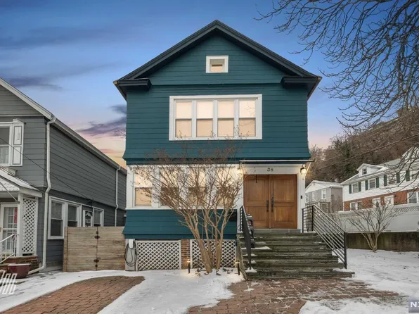 38 Sterling Pl, Edgewater, NJ 07020