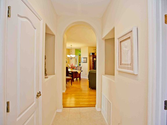 5th image of 906 Ocaso Ln Unit 105