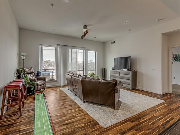 3rd image of 401 E Boyd St Suite 305