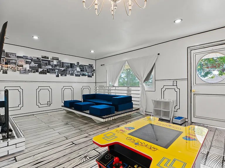 2815 E 64th St #4 — Photo 9