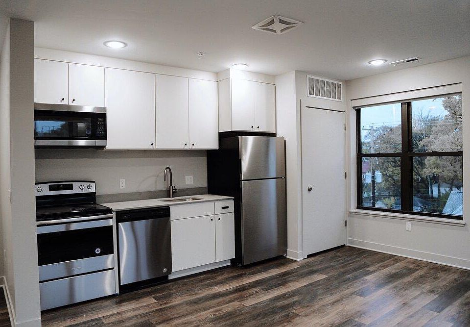 1st image of 637 Michigan St NE #206
